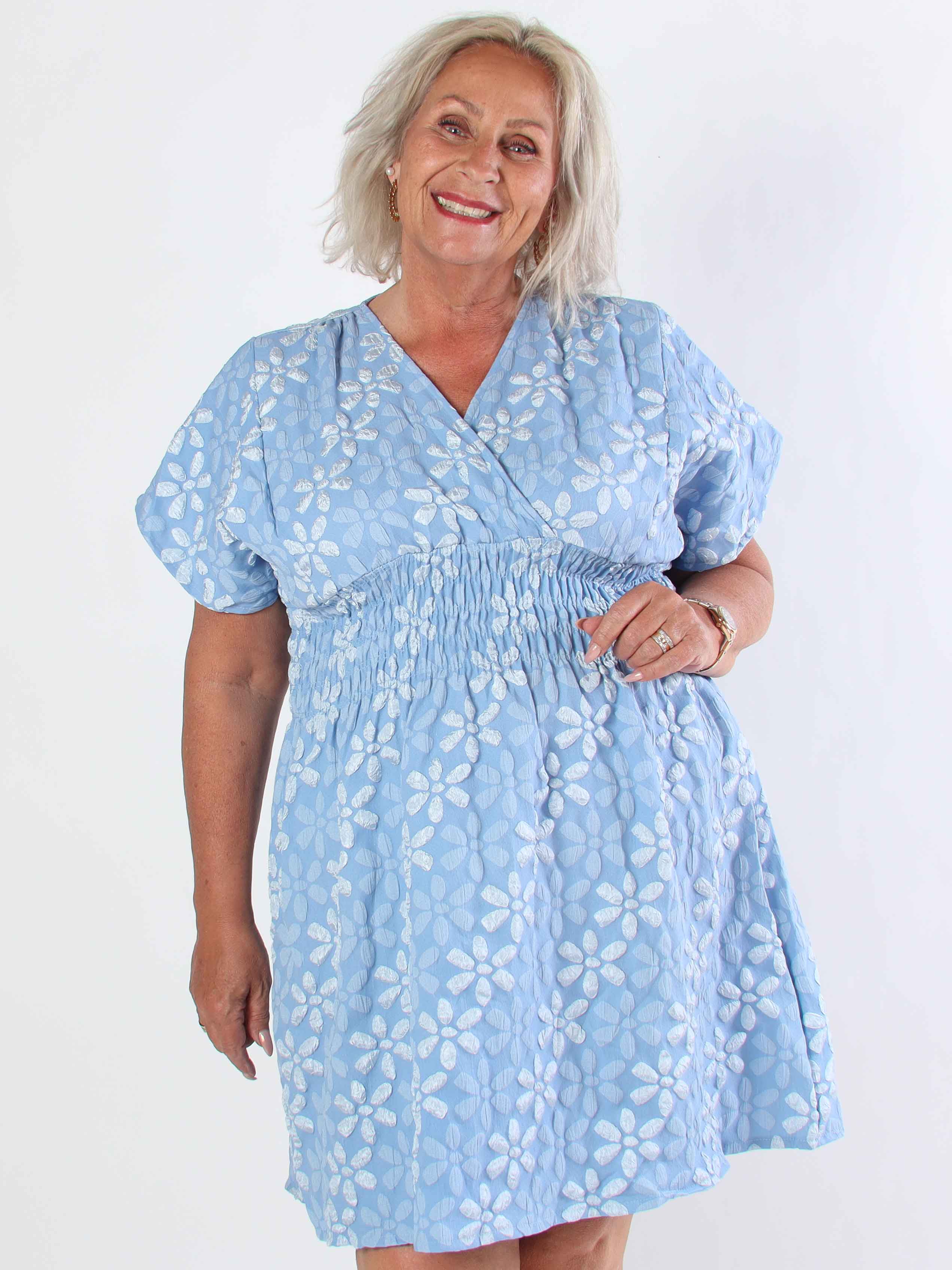 Pams Bloom Short - Feminin plus size kjole med blomstermotiver